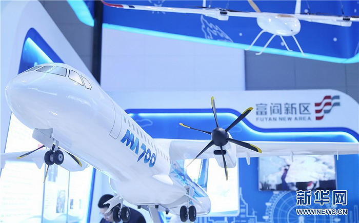 第五届丝博会富阎产业合作园区展区中的飞机模型。新华网 王智超 摄
